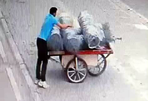 El arabalı soyguncu! Gün ortasında arkasına bakmadan aldı gitti