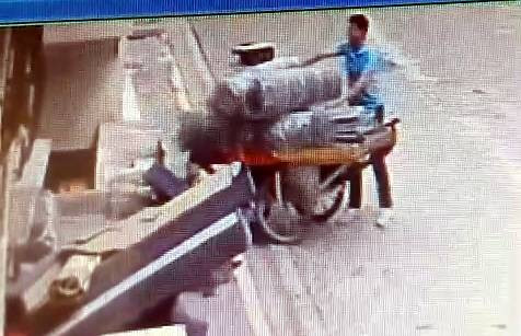 El arabalı soyguncu! Gün ortasında arkasına bakmadan aldı gitti