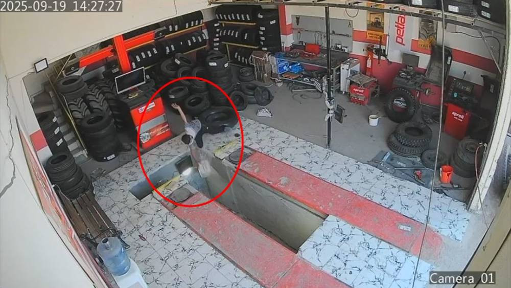 Güvenlik kamerası olmasaydı kimse fark etmeyecekti! Su taşırken yuvarlandı