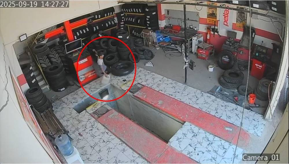 Güvenlik kamerası olmasaydı kimse fark etmeyecekti! Su taşırken yuvarlandı