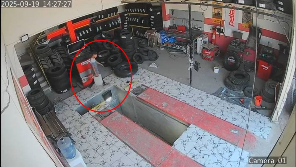 Güvenlik kamerası olmasaydı kimse fark etmeyecekti! Su taşırken yuvarlandı