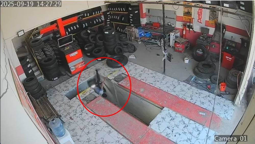 Güvenlik kamerası olmasaydı kimse fark etmeyecekti! Su taşırken yuvarlandı