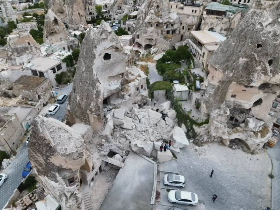 Kapadokya’nın sembolü yerle bir oldu! Peri bacası çöktü