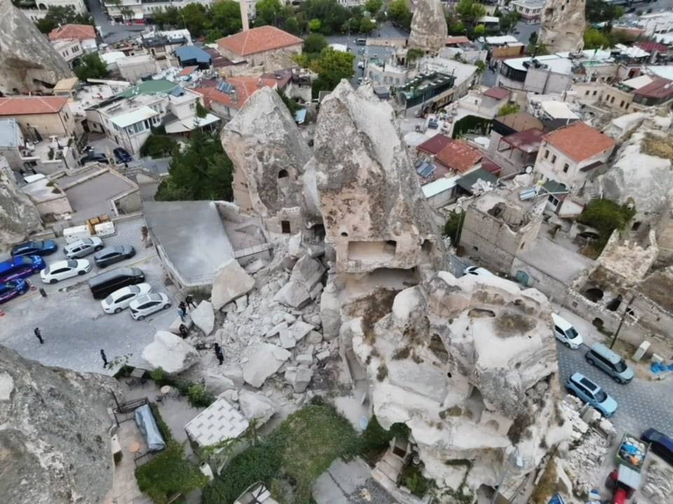 Kapadokya’nın sembolü yerle bir oldu! Peri bacası çöktü