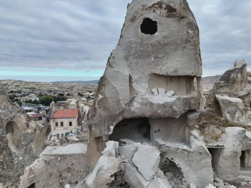 Kapadokya’nın sembolü yerle bir oldu! Peri bacası çöktü