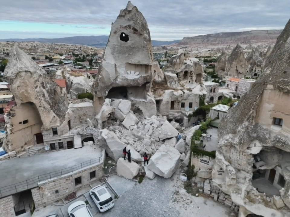 Kapadokya’nın sembolü yerle bir oldu! Peri bacası çöktü