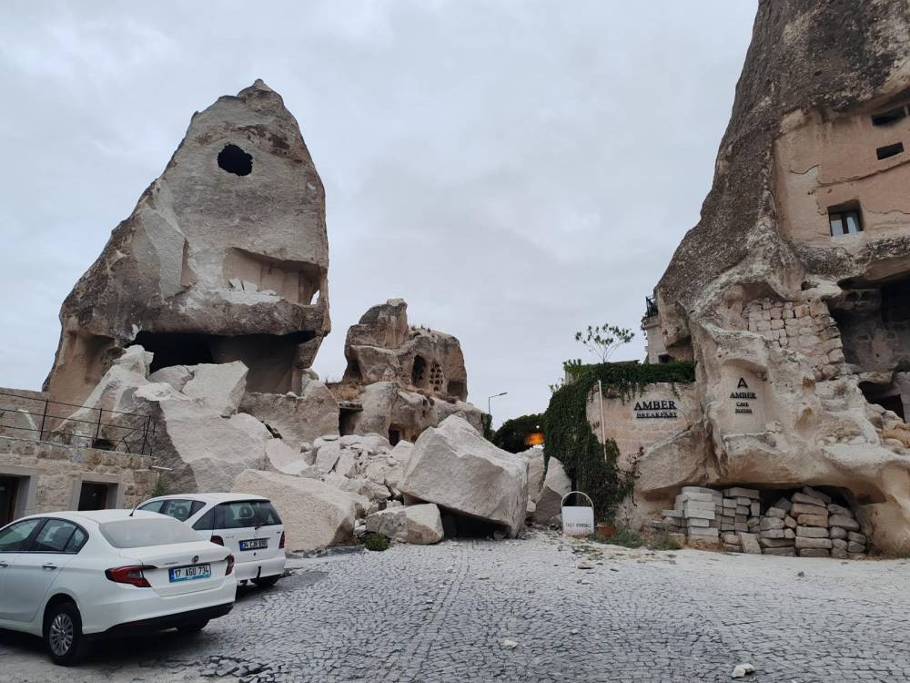 Kapadokya’nın sembolü yerle bir oldu! Peri bacası çöktü
