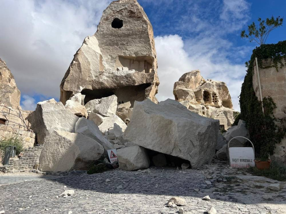 Kapadokya’nın sembolü yerle bir oldu! Peri bacası çöktü