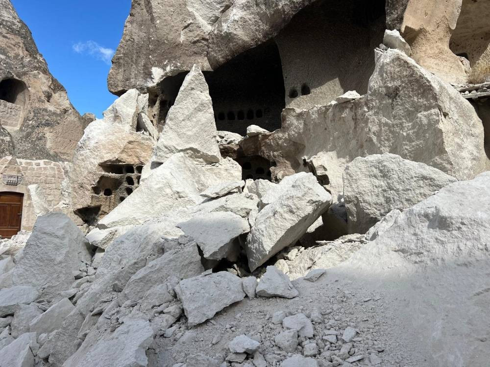 Kapadokya’nın sembolü yerle bir oldu! Peri bacası çöktü