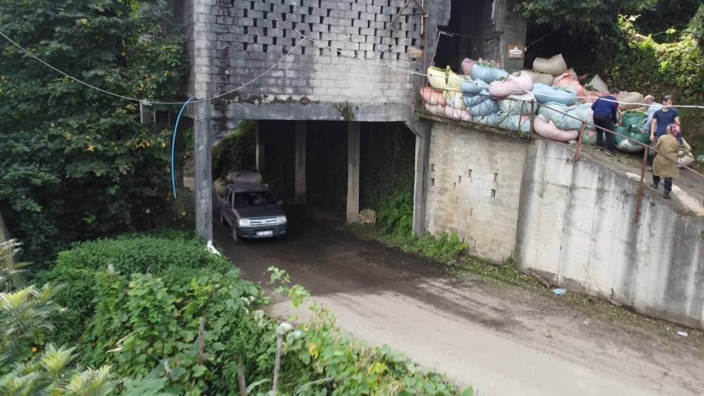 Üstü çay alım yeri, altı yol