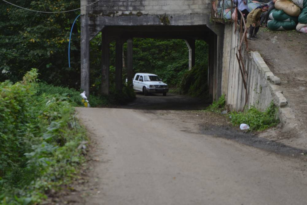 Üstü çay alım yeri, altı yol