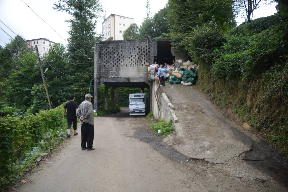 Üstü çay alım yeri, altı yol