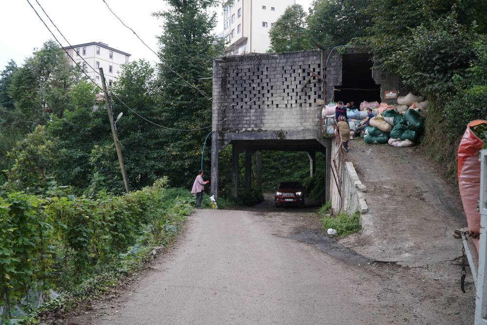 Üstü çay alım yeri, altı yol