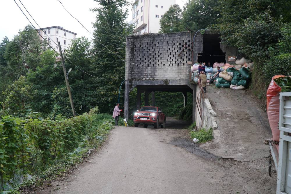 Üstü çay alım yeri, altı yol