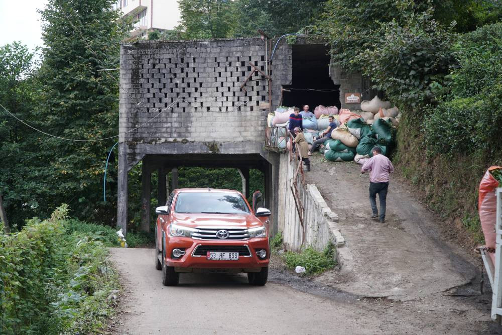 Üstü çay alım yeri, altı yol