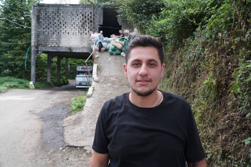 Üstü çay alım yeri, altı yol