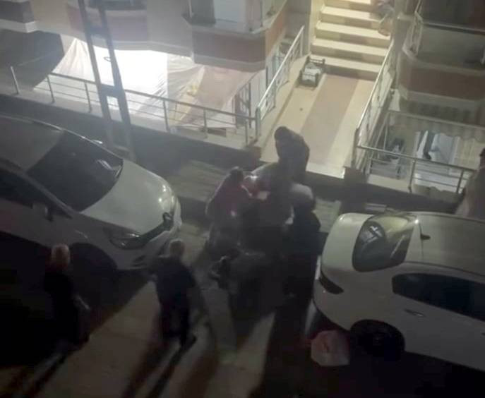 Avcılar'da grup kavgası korku dolu bitti!  'Polis' çığlığıyla kayıplara karıştılar