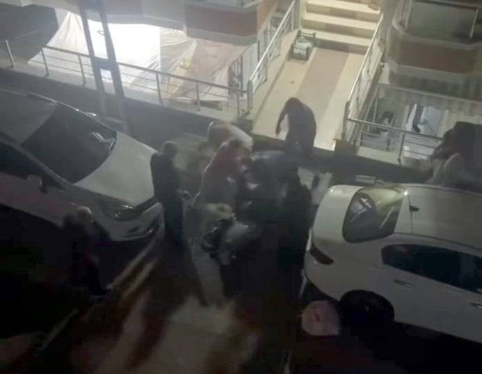 Avcılar'da grup kavgası korku dolu bitti!  'Polis' çığlığıyla kayıplara karıştılar