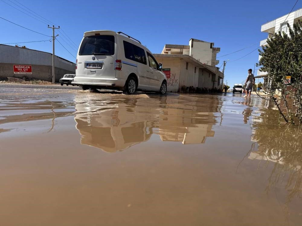Mahalleyi su bastı! Esnaf ve sürücülerin kabusu oldu
