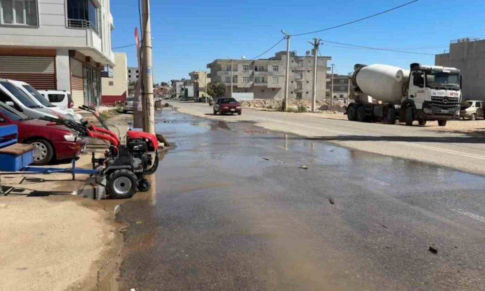 Mahalleyi su bastı! Esnaf ve sürücülerin kabusu oldu