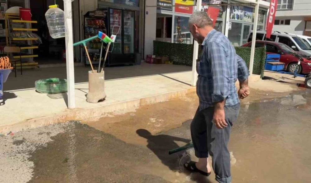 Mahalleyi su bastı! Esnaf ve sürücülerin kabusu oldu
