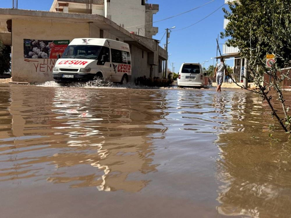 Mahalleyi su bastı! Esnaf ve sürücülerin kabusu oldu