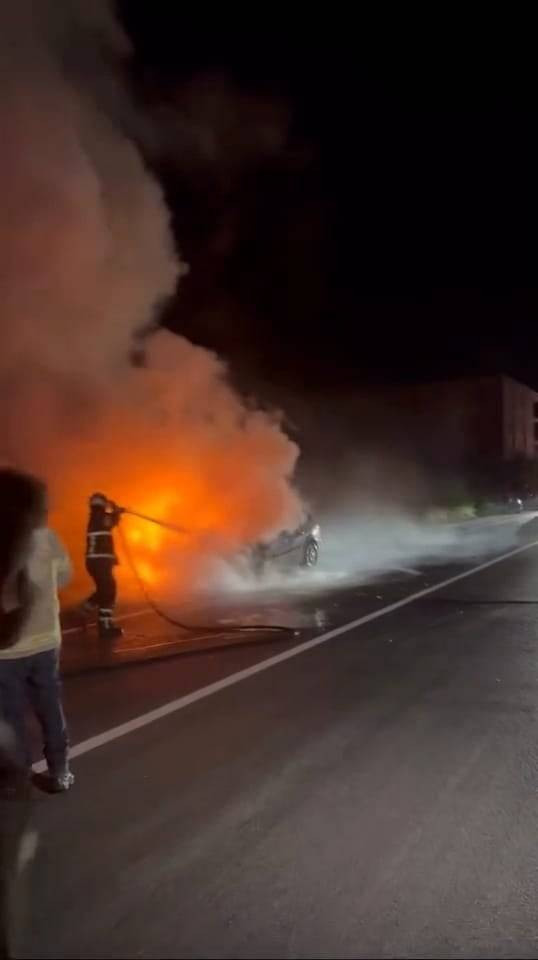 Otomobil yol ortasında alev topuna döndü!