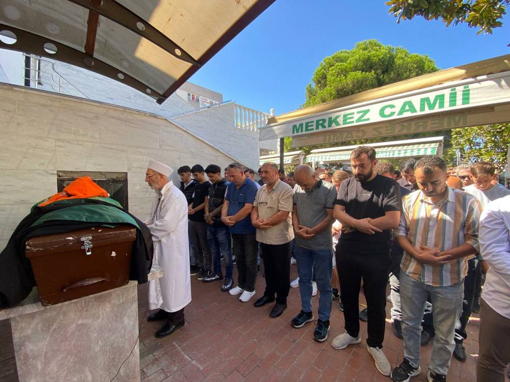 Oyuncağı ile birlikte uğurlandı! Yürek dağlayan cenaze!