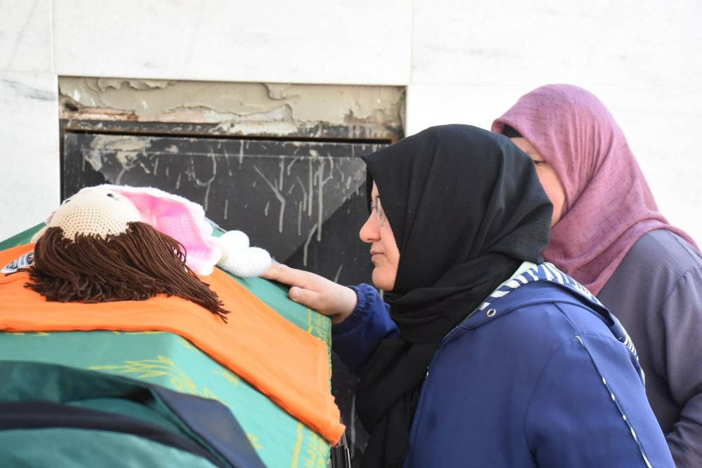 Oyuncağı ile birlikte uğurlandı! Yürek dağlayan cenaze!