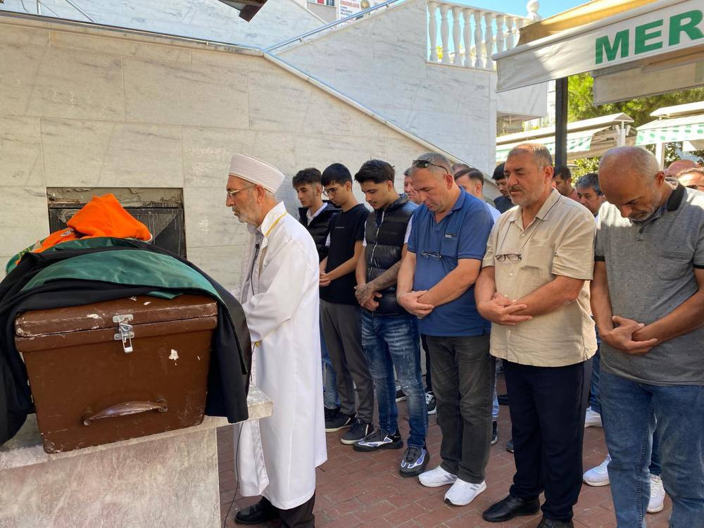 Oyuncağı ile birlikte uğurlandı! Yürek dağlayan cenaze!