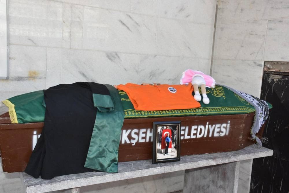 Oyuncağı ile birlikte uğurlandı! Yürek dağlayan cenaze!