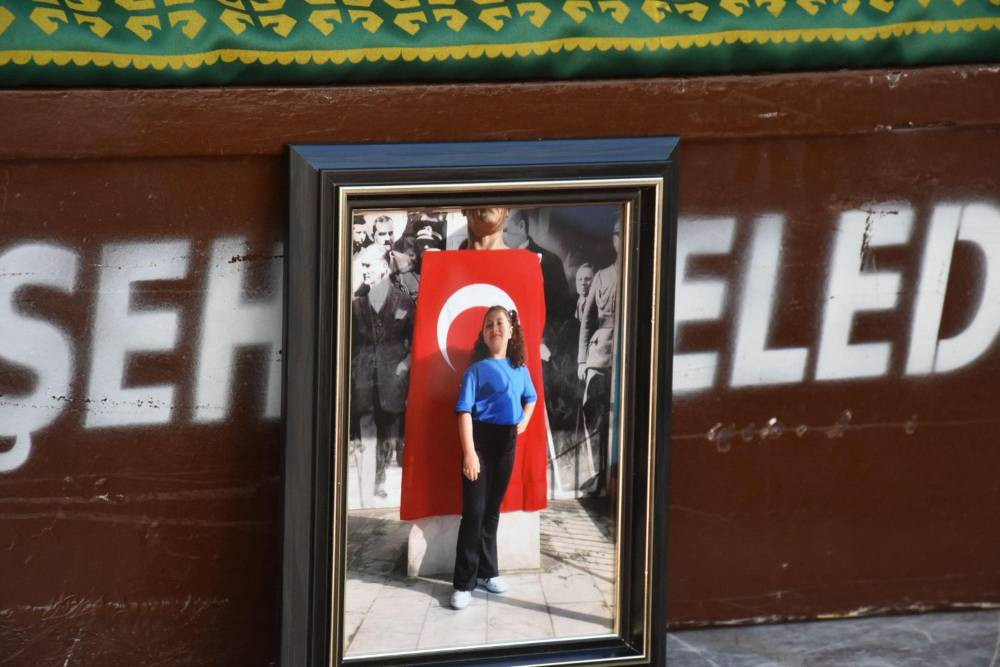 Oyuncağı ile birlikte uğurlandı! Yürek dağlayan cenaze!