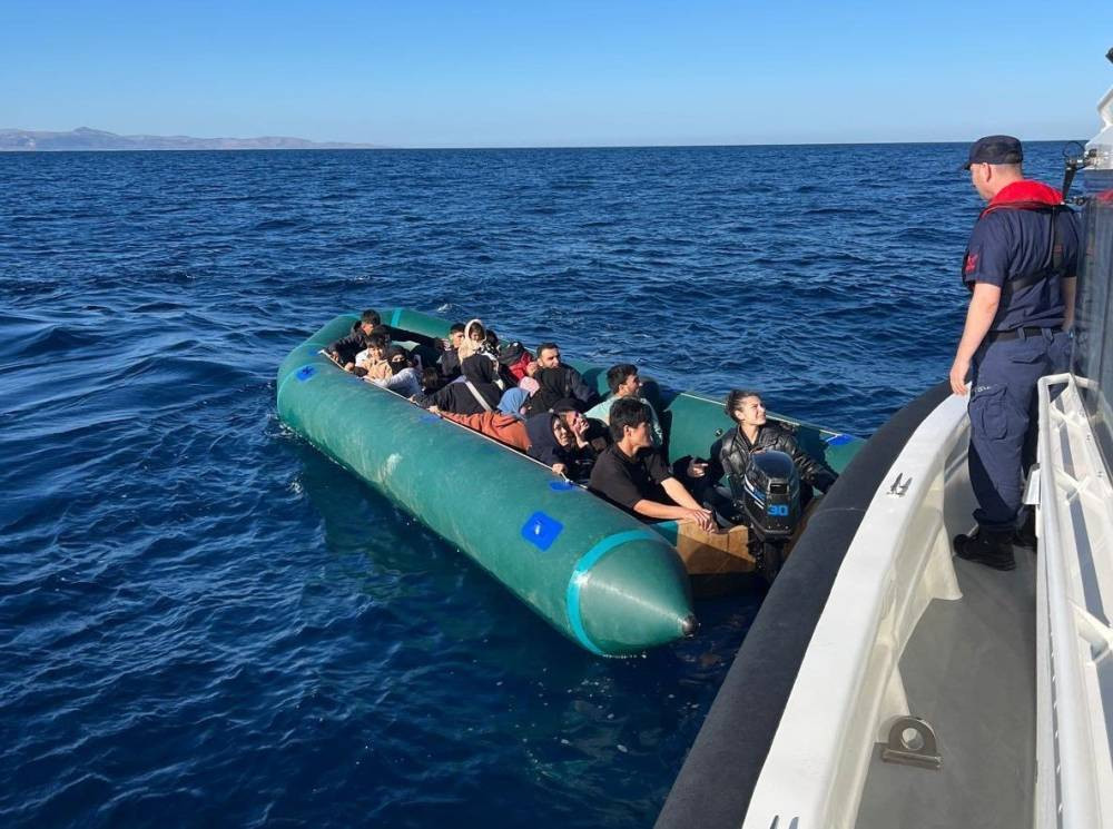 Sahil Güvenlik’ten operasyon: Lastik botta 10’u çocuk 24 göçmen!