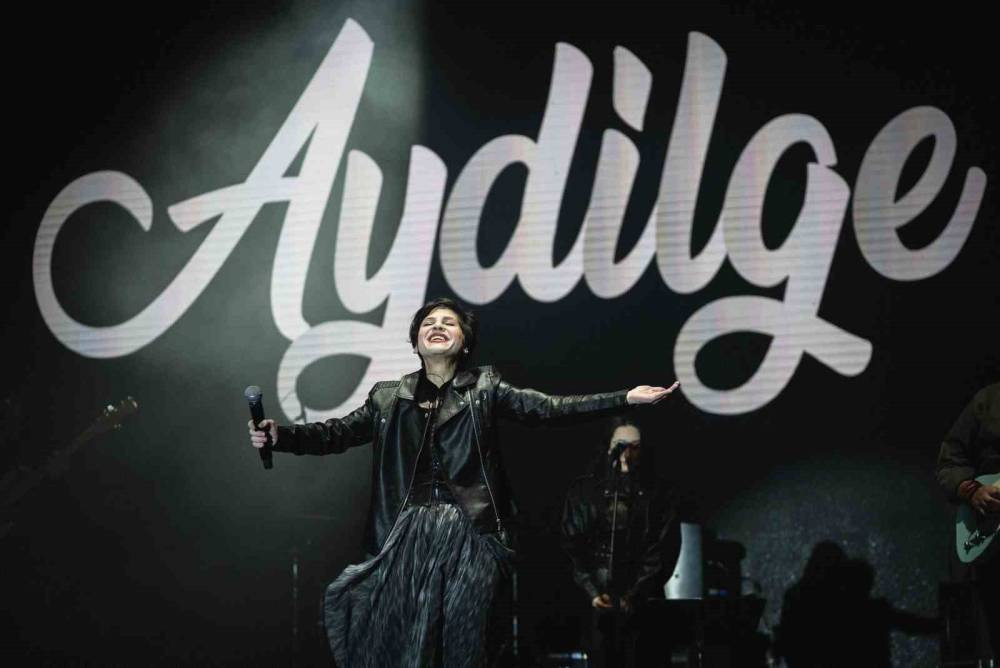 Bingöl ’Bir Anadolu Şenliği’nde Aydilge’den Gazze’ye destek masajı