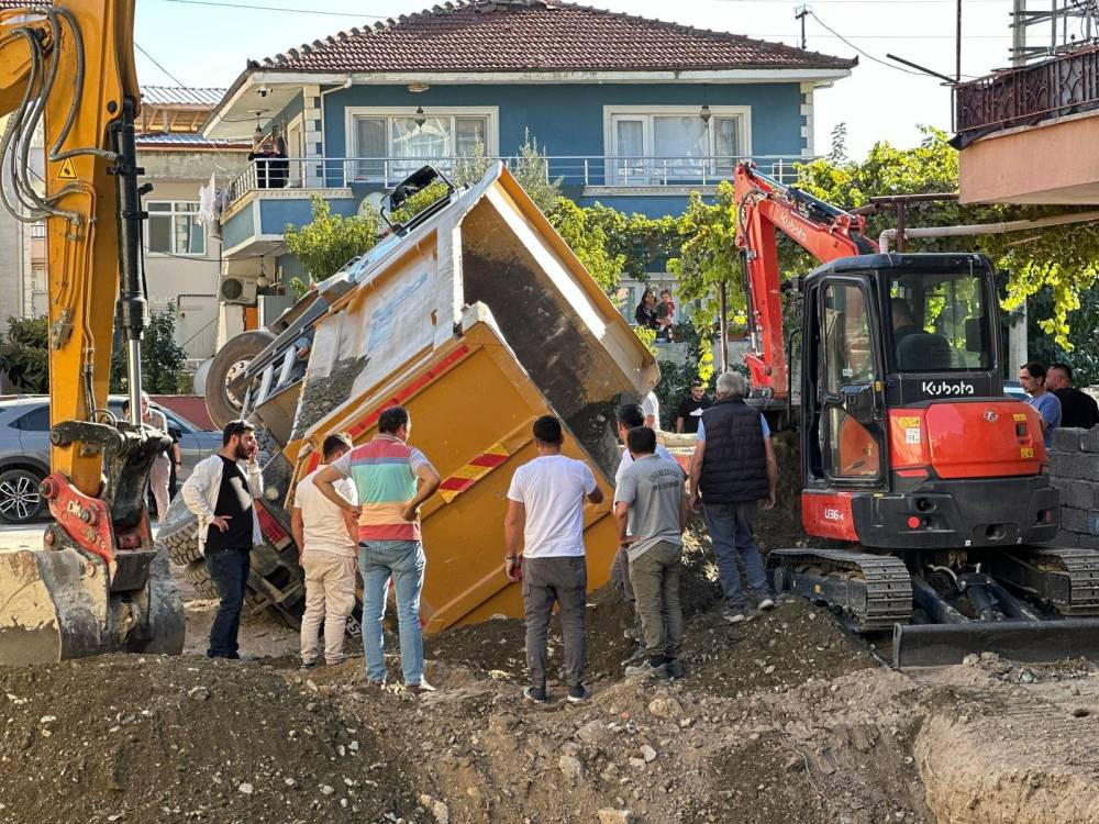 Kum kamyonu foseptiğe düştü: İznik’te faciadan dönüldü!