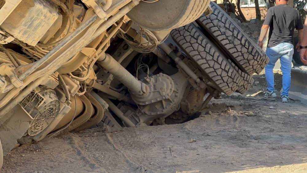Kum kamyonu foseptiğe düştü: İznik’te faciadan dönüldü!