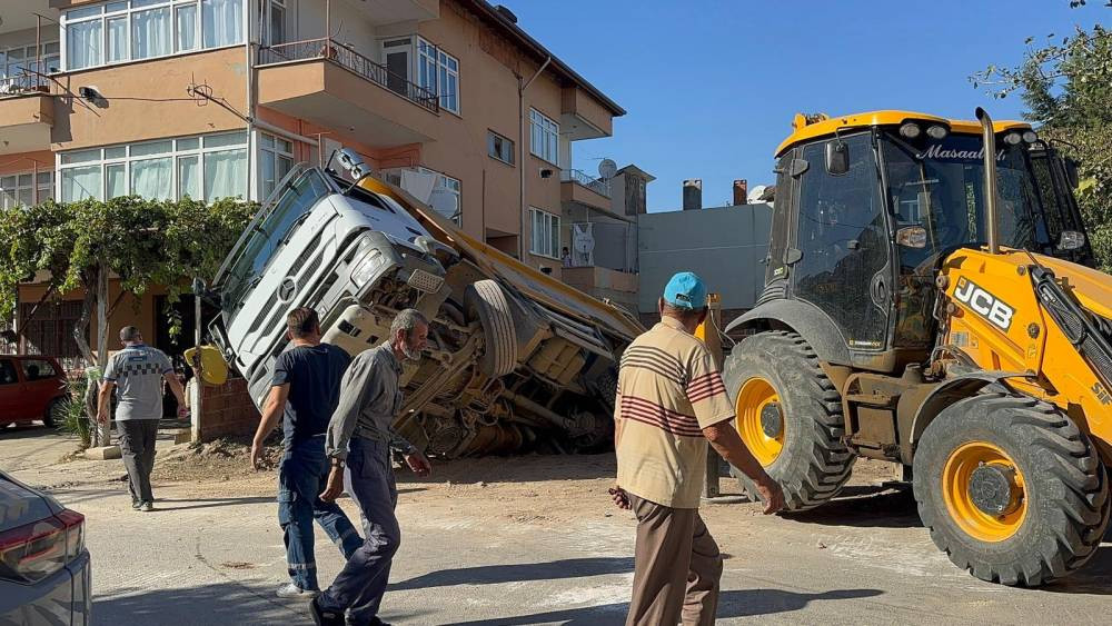 Kum kamyonu foseptiğe düştü: İznik’te faciadan dönüldü!