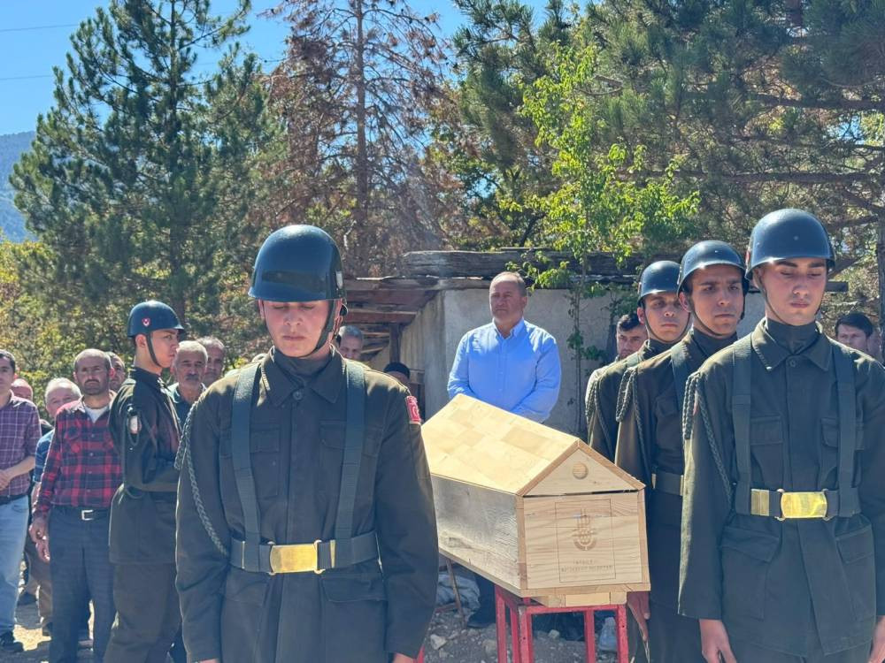 Askeri tören düzenlendi! Kıbrıs gazisi ve eşi son yolculuğuna uğurlandı
