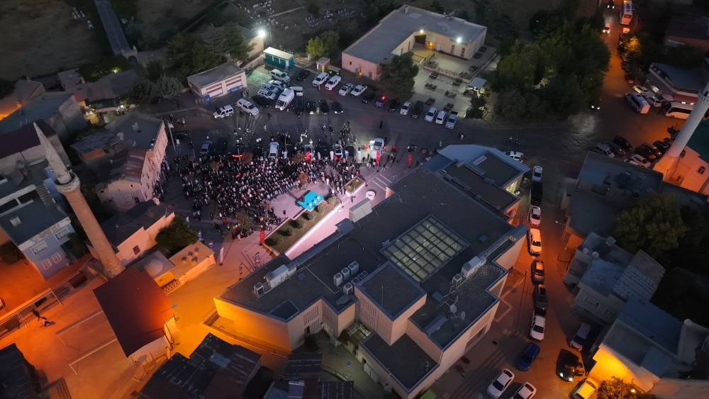 Binlerce göz, mucizeyi bekledi! Yılda iki kez görünüyor