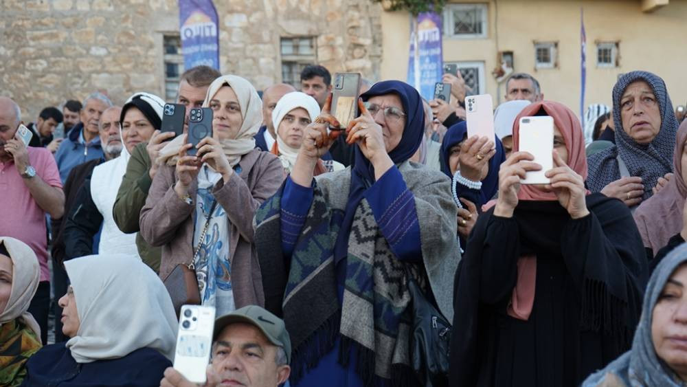 Binlerce göz, mucizeyi bekledi! Yılda iki kez görünüyor