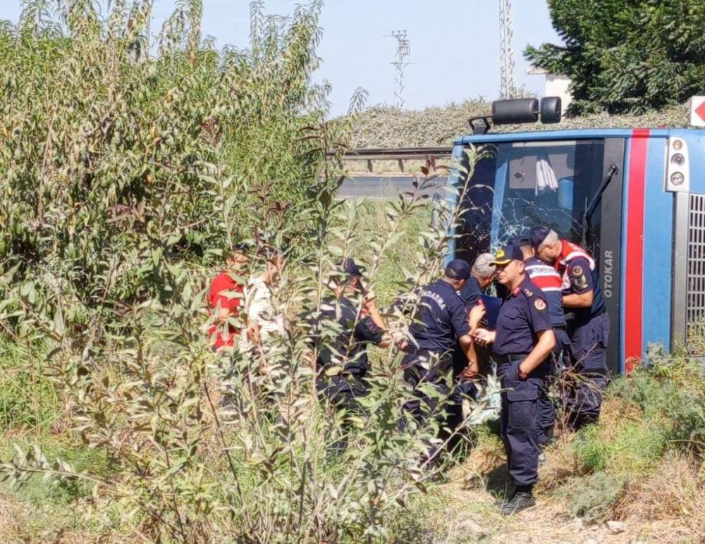 Cezaevi ring aracı şarampole devrildi: 5'i mahkum 12 yaralı!