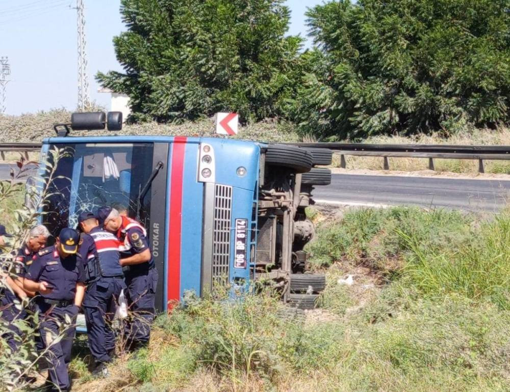 Cezaevi ring aracı şarampole devrildi: 5'i mahkum 12 yaralı!