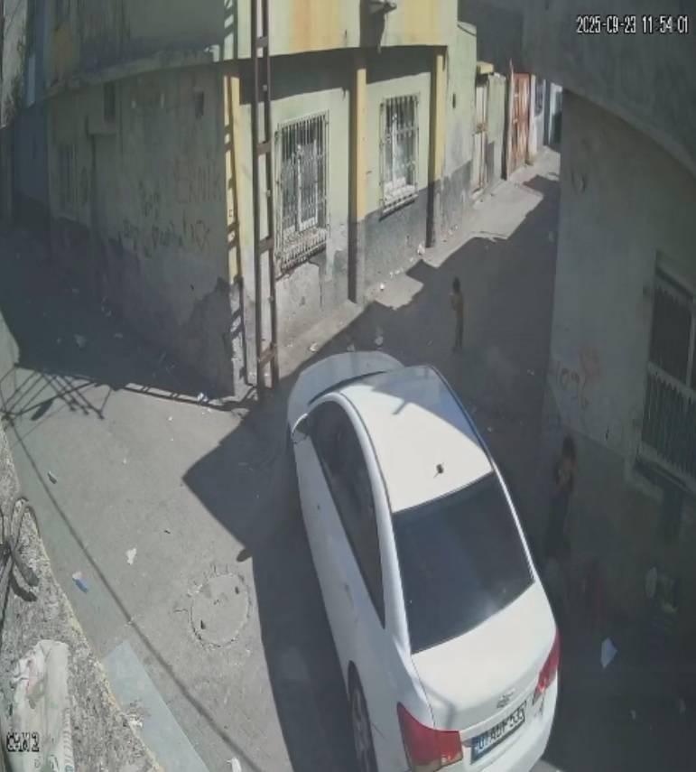 Adana’da yürek burkan kaza! Minik Cumali’ye otomobil çarptı