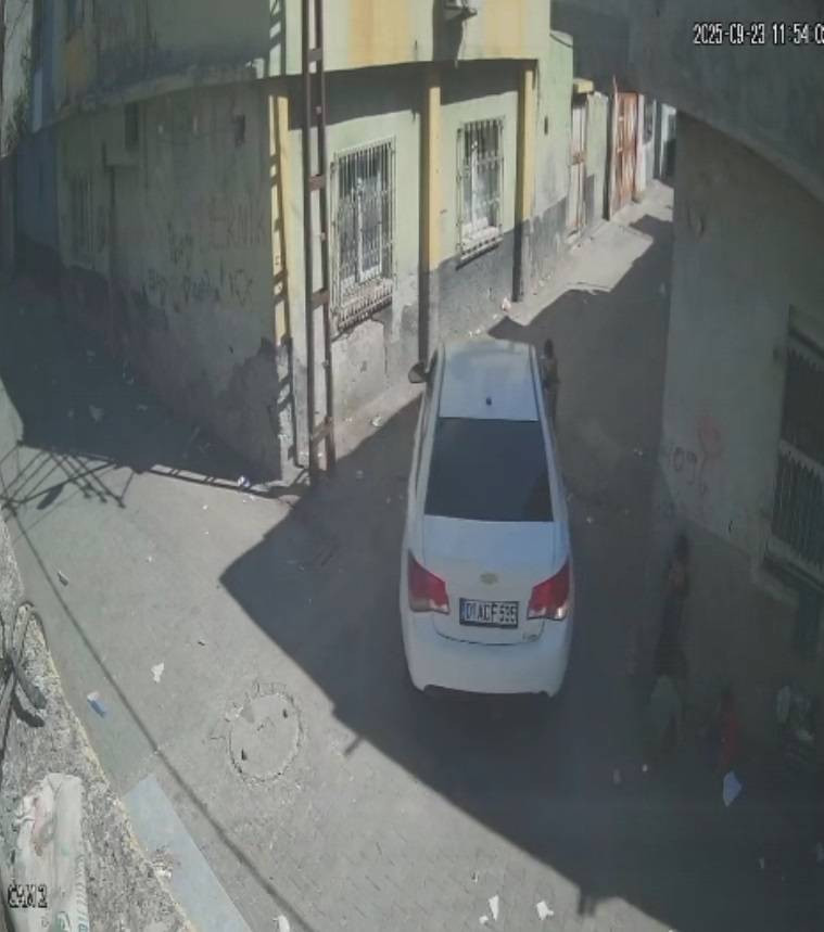 Adana’da yürek burkan kaza! Minik Cumali’ye otomobil çarptı