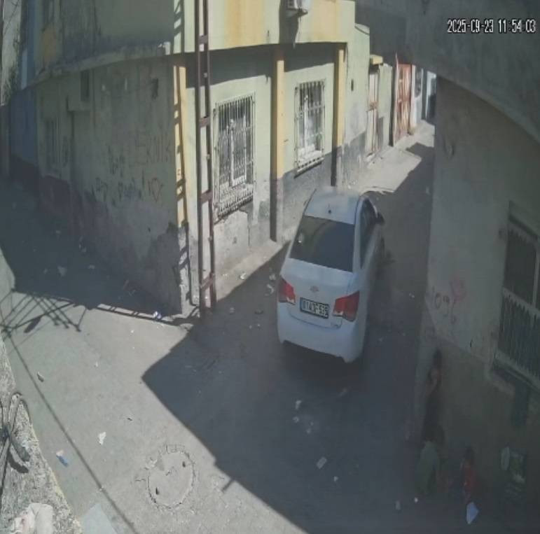 Adana’da yürek burkan kaza! Minik Cumali’ye otomobil çarptı