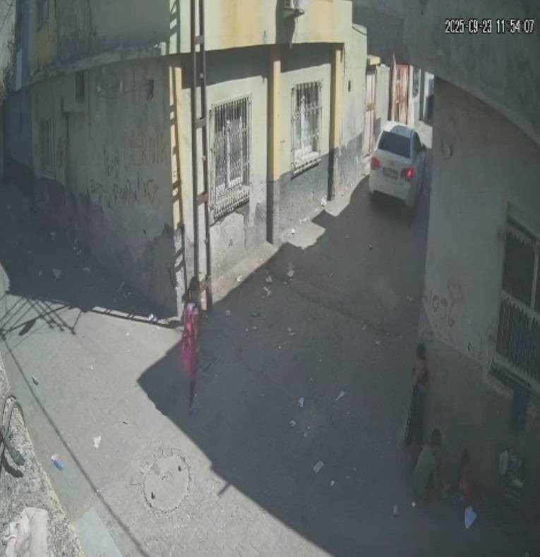 Adana’da yürek burkan kaza! Minik Cumali’ye otomobil çarptı