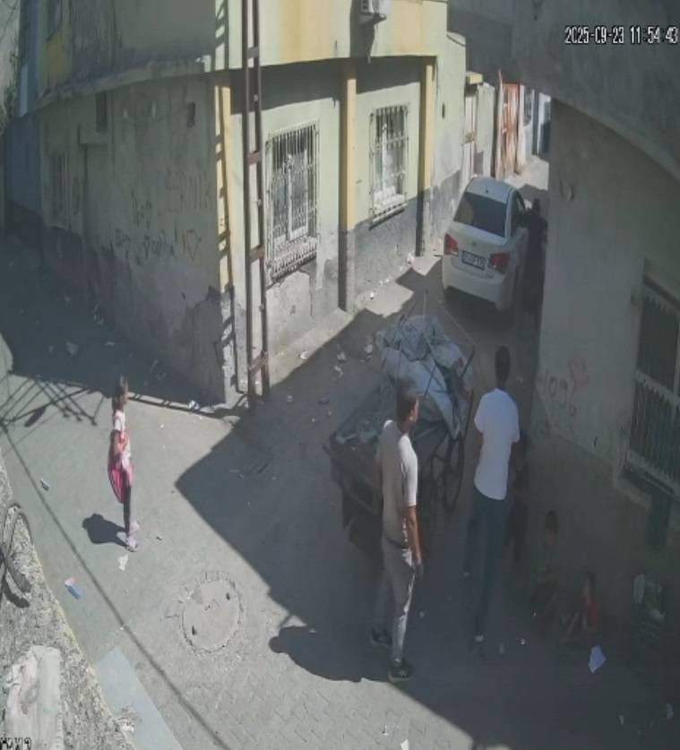 Adana’da yürek burkan kaza! Minik Cumali’ye otomobil çarptı