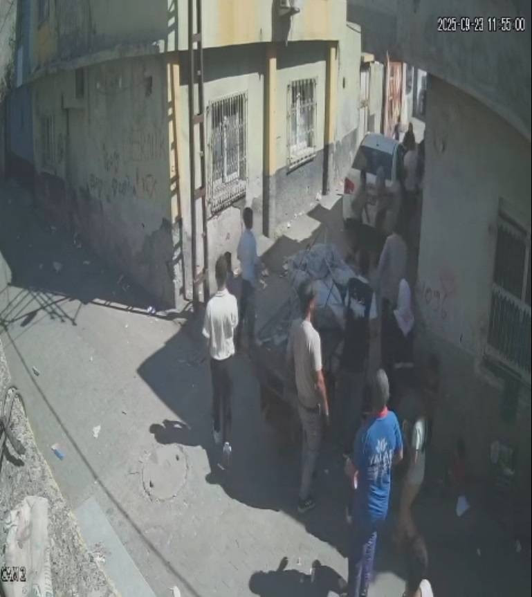 Adana’da yürek burkan kaza! Minik Cumali’ye otomobil çarptı