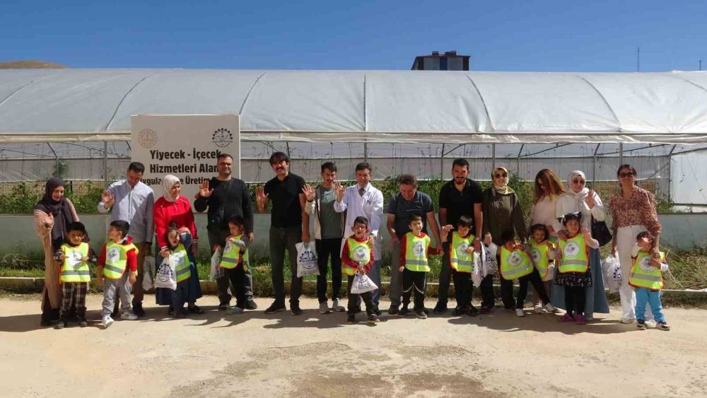 Bayburt’ta özel öğrenciler serada organik sebze hasadı yaptı