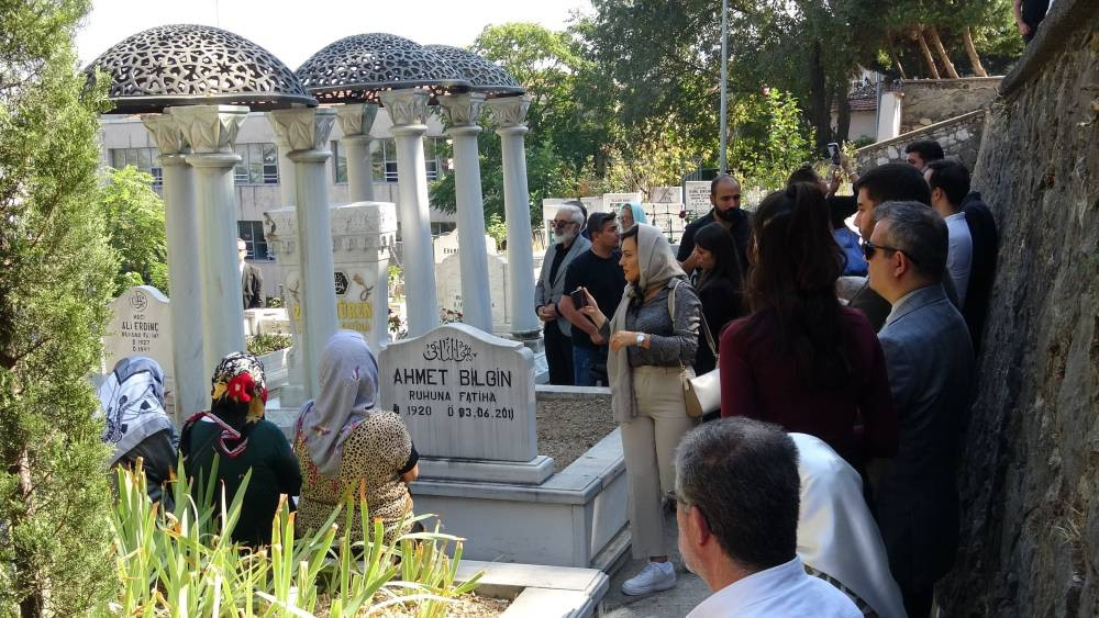 ‘Sanat Güneşi’ Zeki Müren vefatının 29’uncu yıl dönümünde kabri başında anıldı